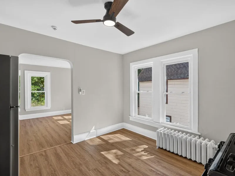 Kitchen with an arched opening, a radiator and a range